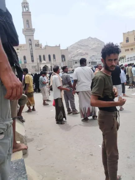 ”لا مظاهرات ولا عنف… فقط حوار! كيف أنقذوا المعلمين بالمكلا؟”